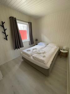 Tempat tidur dalam kamar di Reinvikbua - Seaside Cabin in Finnvika, Stamsund
