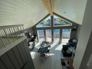 Reinvikbua - Seaside Cabin in Finnvika, Stamsund في ستامسوند: إطلالة علوية لغرفة معيشة بها نوافذ