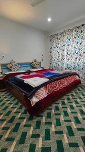 a bedroom with a large bed in a room at Tip Top Pahalgam in Pahalgām