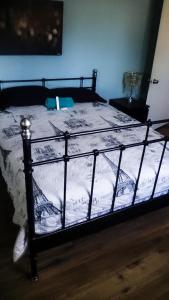 um quarto com uma cama com uma moldura preta em Robertson's Place Like Home em Los Angeles