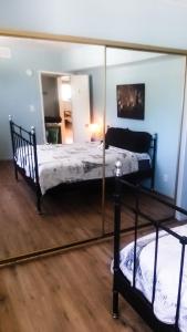 een slaapkamer met 2 stapelbedden en een spiegel bij Robertson's Place Like Home in Los Angeles