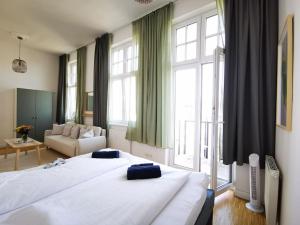 ein großes Bett in einem Zimmer mit einem großen Fenster in der Unterkunft SC 7 Cozy Family & Business in Berlin