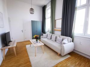 ein Wohnzimmer mit einem Sofa und einem Tisch in der Unterkunft SC 7 Cozy Family & Business in Berlin