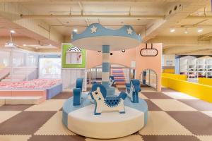 Tempus Hotel في تايتشونغ: منطقة لعب للأطفال مع ألعاب دائرية