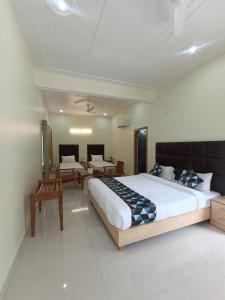 Great Tiger Resort في Belparāo: غرفة نوم بسرير كبير وغرفة طعام