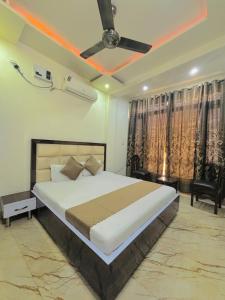 Schlafzimmer mit einem Bett und einem Deckenventilator in der Unterkunft Shiv Shankar Guest House in Amritsar