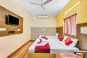 TV a/nebo společenská místnost v ubytování Season 4 Residences -Thiruvanmiyur Near Tidel park Apollo Proton cancer center and IIT Madras Research Park