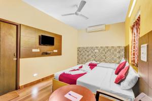 Postel nebo postele na pokoji v ubytování Season 4 Residences -Thiruvanmiyur Near Tidel park Apollo Proton cancer center and IIT Madras Research Park