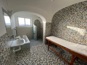 łazienka z umywalką, toaletą i lustrem w obiekcie Resort Villa Flavio w mieście Ischia +37 zdjęć