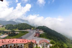 Blick auf eine Straße in einem Berg mit Wolken in der Unterkunft Residence Orsa Maggiore in Prato Nevoso