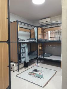 Postel nebo postele na pokoji v ubytování Hi Tray 屋裡有個脆背包客棧
