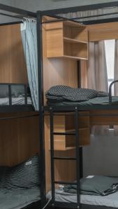 Palanda nebo palandy na pokoji v ubytování Hi Tray 屋裡有個脆背包客棧