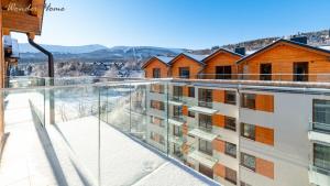Appartamento dotato di balcone con vista su un edificio. di Wonder Home - Apartamenty z widokiem na góry, blisko wyciągów, szlaków turystycznych i restauracji a Karpacz