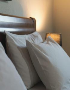 Un pat sau paturi într-o cameră la Guesthouse Adonis