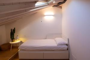 1 dormitorio con 1 cama en una habitación con altillo en Casa Tonde - Attico in palazzetto storico, en Bassano del Grappa