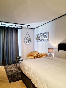 ケープタウンにある9 Palms by Smart City Staysのベッドルーム(大型ベッド1台、椅子付)