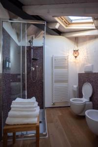 y baño con ducha, aseo y lavamanos. en Casa Tonde - Attico in palazzetto storico, en Bassano del Grappa