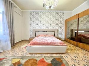 una camera con un grande letto di Spacious and cozy villa a Bishkek