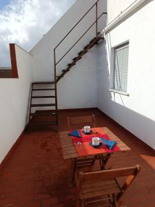 ein kleines Zimmer mit einem Tisch und einer Treppe in der Unterkunft APARTMENT WITH SINGLE ROOMS in Algodonales