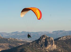 Eine Person, die einen Fallschirm am Himmel reitet in der Unterkunft APARTMENT WITH SINGLE ROOMS in Algodonales