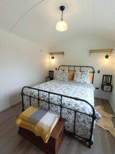 - une chambre avec un grand lit et une table dans l'établissement About Thyme for Sleeps & Treats, à Alexandra