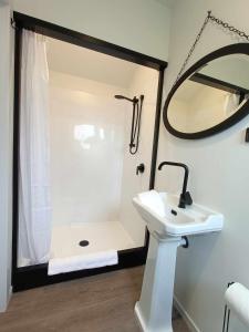 La salle de bains est pourvue d'une douche, d'un lavabo et d'un miroir. dans l'établissement About Thyme for Sleeps & Treats, à Alexandra