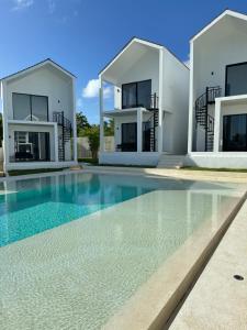 una casa con piscina frente a ella en Villa Valeria, en Ungasan