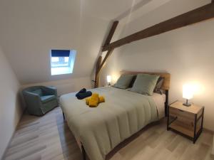 un dormitorio con una cama con dos animales de peluche en 2 Chambres, Confort et Calme. en Zeggers-Cappel