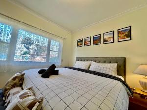 un dormitorio con una cama con un animal de peluche en Cosy 4BR Home 15 Minutes Away From Melbourne Airport, en St Albans