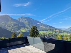 uma varanda com vista para as montanhas em Gern Mountain Living Ferienhaus Deutschmann em Sankt Johann im Pongau