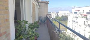 een balkon met een bank en planten op een gebouw bij Champerret in Parijs