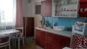 Una pequeña cocina con fregadero y mesa. en Zolo dom, en Liptovský Mikuláš