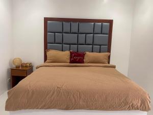 Cabangan的住宿－Q Beach Resort，卧室内一张带大床头板的床