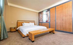Una cama o camas en una habitación de Ludao Hotel