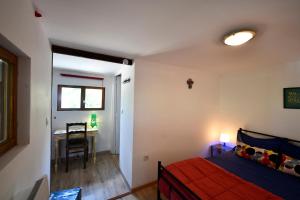 1 dormitorio con 1 cama y 1 mesa en una habitación en L'amarre aux anges, en Cormatin