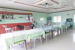jadalnia z długim stołem i krzesłami w obiekcie Charlz Angel Inn w mieście Iloilo