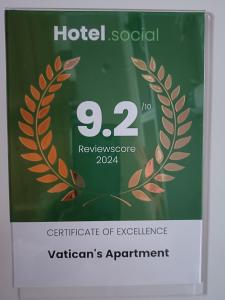 ein Schild für ein Hotel mit Lorbeeren darauf in der Unterkunft Vatican's apartment in Rom