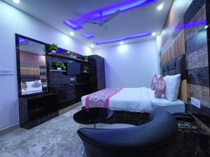 een hotelkamer met een bed en een spiegel bij HOTEL Tu CASA DELHI AIRPORT in New Delhi