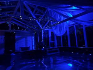 een woonkamer met blauwe verlichting aan het plafond bij Gîte 2 personnes pour une nuit en amoureux in Saint-Brevin-les-Pins