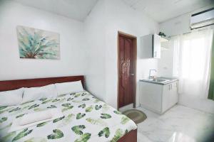 1 dormitorio con 1 cama y lavamanos. en Charlz Angel Inn, en Iloilo City