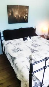 um quarto com uma cama com um cobertor em Robertson's Place Like Home em Los Angeles