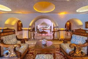 una gran sala de estar con 2 sofás y una mesa. en Cappadocia Gamirasu Cave Hotel, en Ayvalı