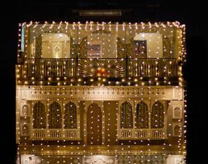 un edificio iluminado con luces de Navidad en él en Ranthambhore Uday Vilas, en Sawāi Mādhopur