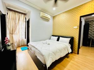 sypialnia z dużym białym łóżkiem w pokoju w obiekcie FamilyHaven at Presint 18 by Elitestay [5Rooms] w mieście Putrajaya