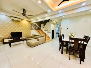 sala de estar con sofá y mesa en FamilyHaven at Presint 18 by Elitestay [5Rooms], en Putrajaya