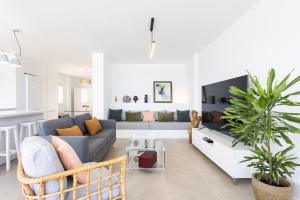 Et tv og/eller underholdning på Home2Book Stunning Sea Views House, Private Pool