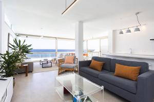 Et opholdsområde på Home2Book Stunning Sea Views House, Private Pool