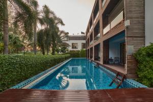 uma piscina em frente a um edifício em The Bihai Hua Hin em Hua Hin