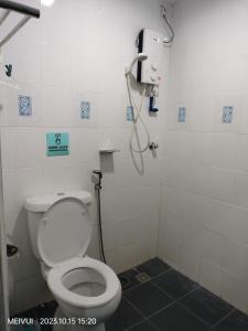 un baño con inodoro y ducha en May Room Semporna, en Semporna