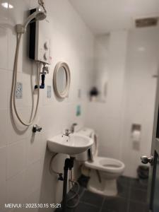 Un baño con inodoro, lavabo y ducha. en May Room Semporna, en Semporna